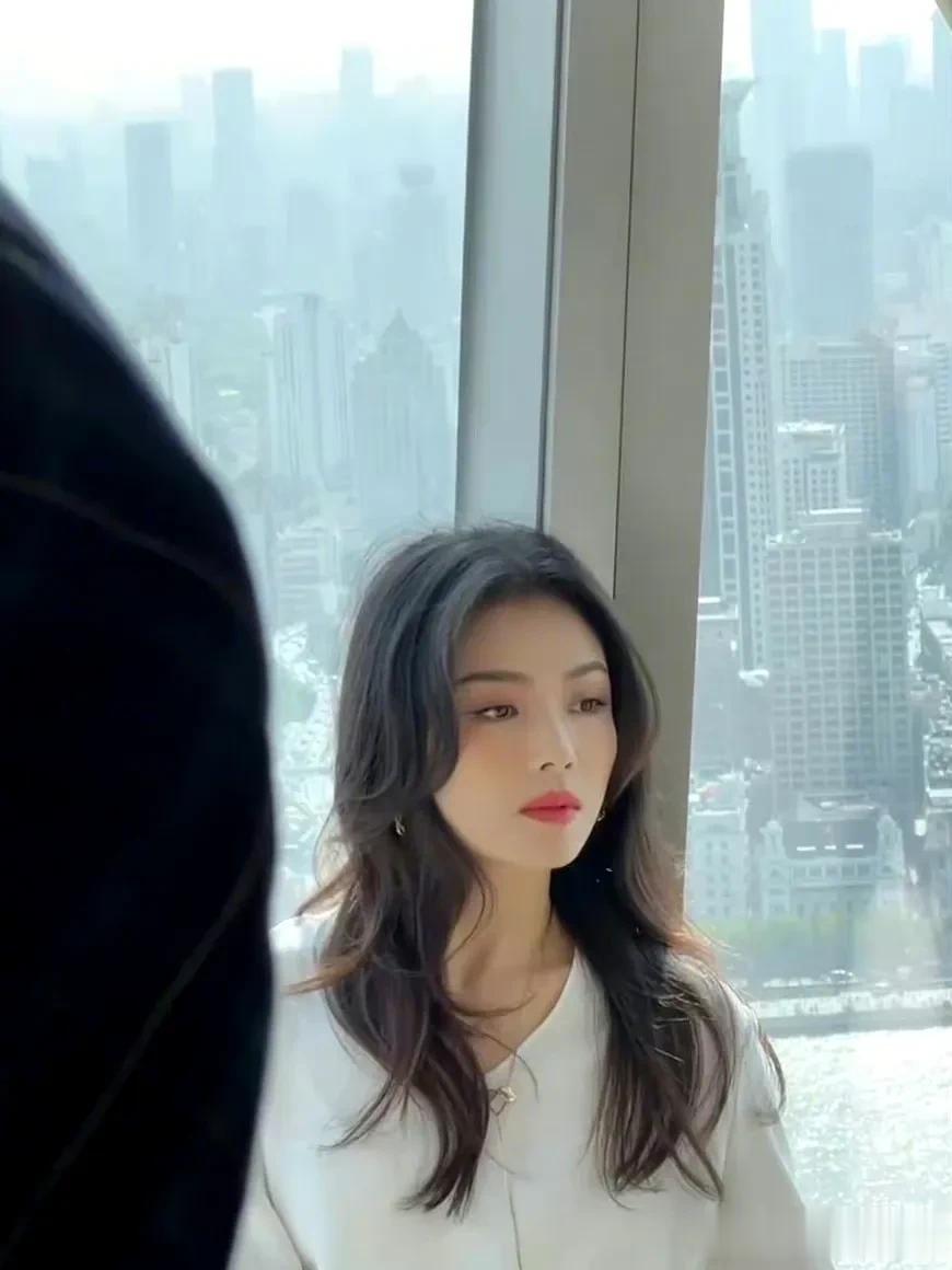 刘涛颜值回春了，真的太美了！真的太明媚动人了，比安迪时期美多了。女明星集体回春了