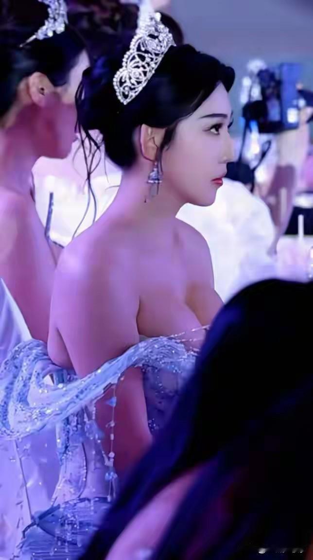 人到中年才懂：王艺凝这抹胸，多一寸低俗少一寸保守
 
王艺凝这张红毯侧颜杀，我翻