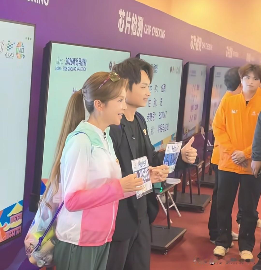 雾中逐风！青岛马拉松今早7:30鸣枪，2.5万人奔赴最美赛道。
今早7:30，2