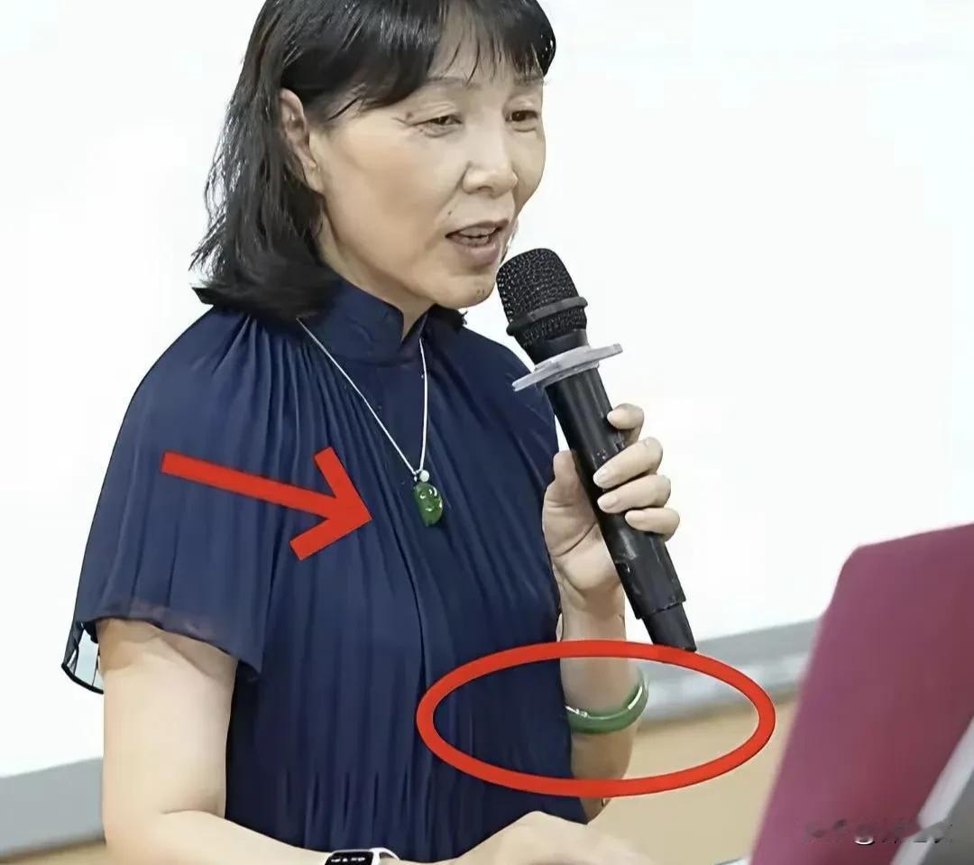 有网友说；杜建英的这几个孩子不是宗老爷子亲生的，所以她无权起诉宗馥莉娃哈哈，如法