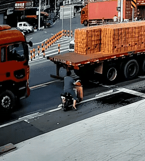 远离大货车，远离大货车，远离大货车，重要的事情说三遍，没被撞之前，不知道大货车的