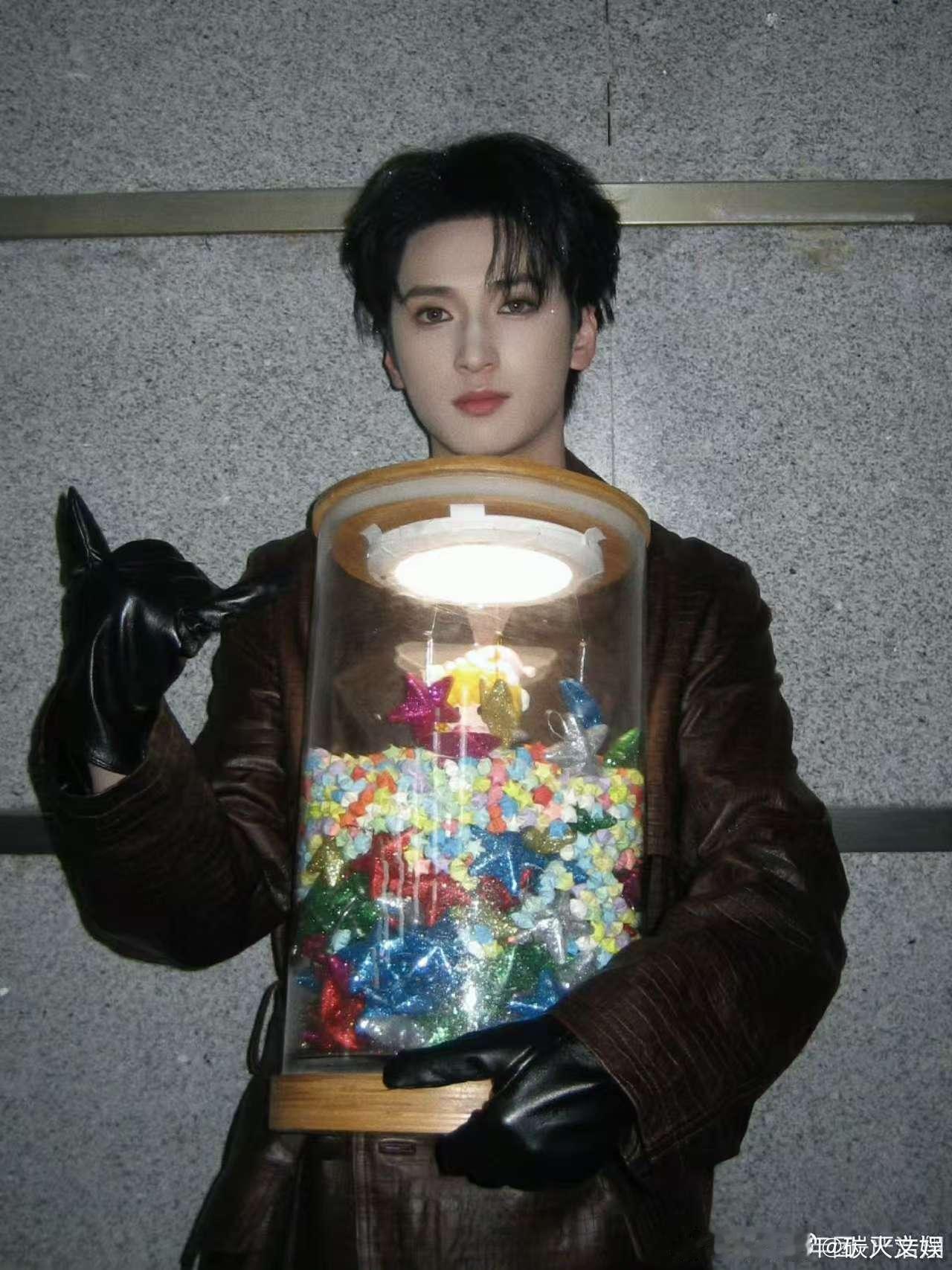 严浩翔说六周年快乐，比六，