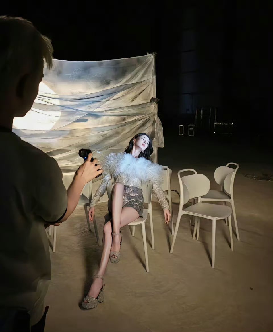 演技赞 台词赞 从头发丝到脚指甲都超赞的演员迪丽热巴  她最近有一部剧里面包含悬