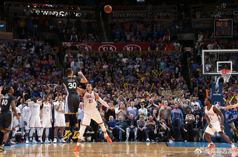10年前的今天，库里面对雷霆狂轰12记三分，最后时刻超远三分绝杀。库里转发了当时