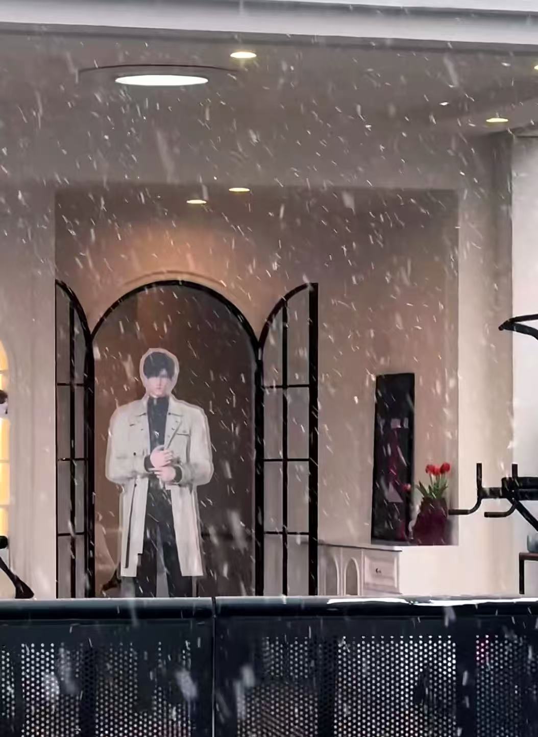 爱人和初雪一起降临了 师尊的身影出现在雪霁后的霞光里时，我忽然想起他曾说“雪止则