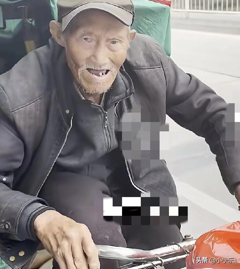 福建莆田一90岁的老人经历家庭变故，独自蹬脚蹬三轮车骑行30年。老人儿子一家三口