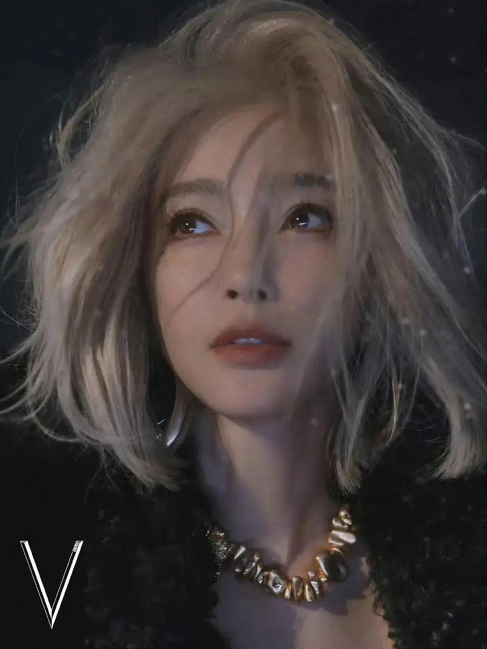 李冰冰不愧是大花，眼神一看就好有故事！

她哪里看得出来已经五十多岁了，整个人的