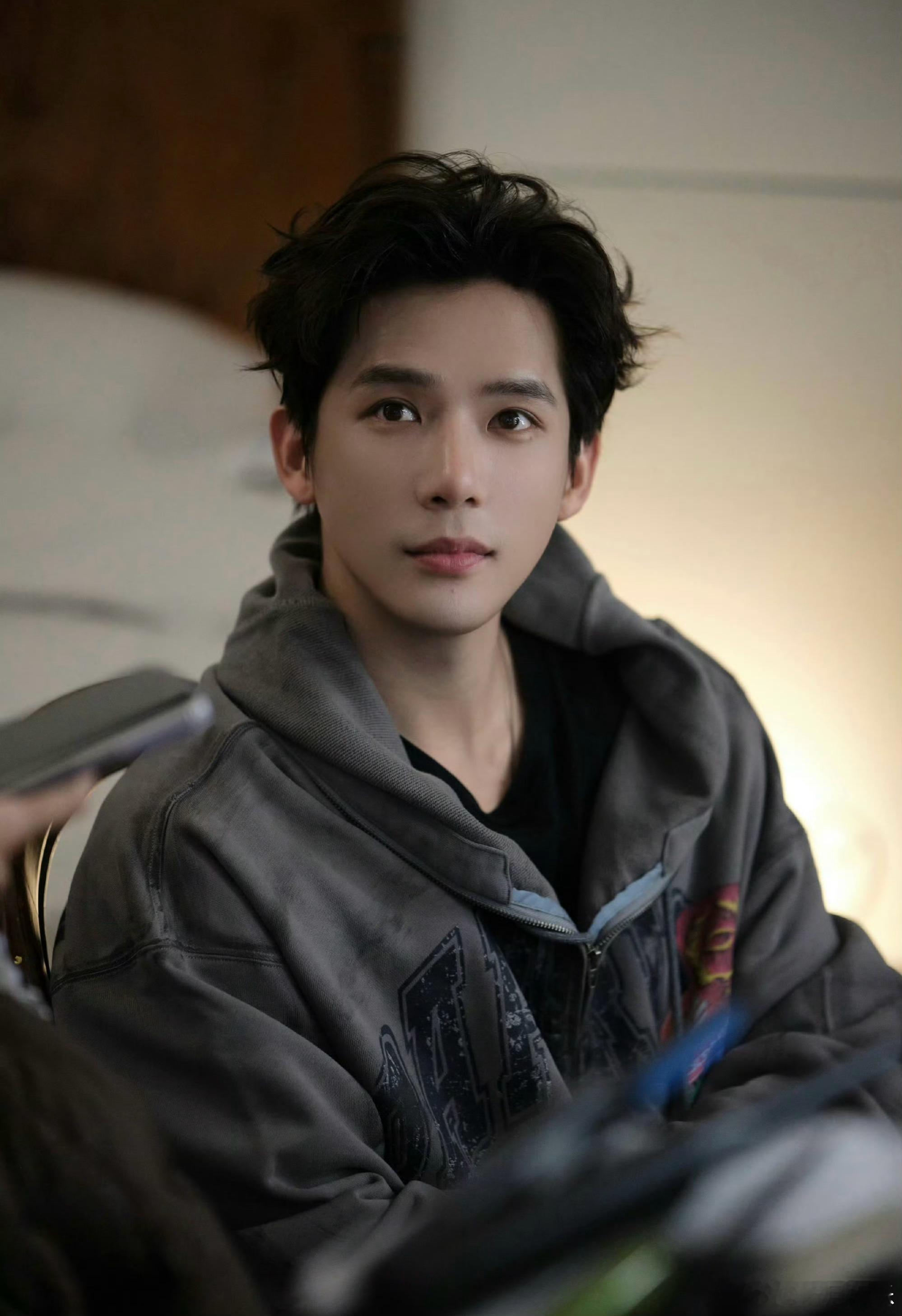 王安宇大背头 啊啊啊啊啊啊被王安宇大背头硬控住了真的太帅了！！！老王哥就应该多多