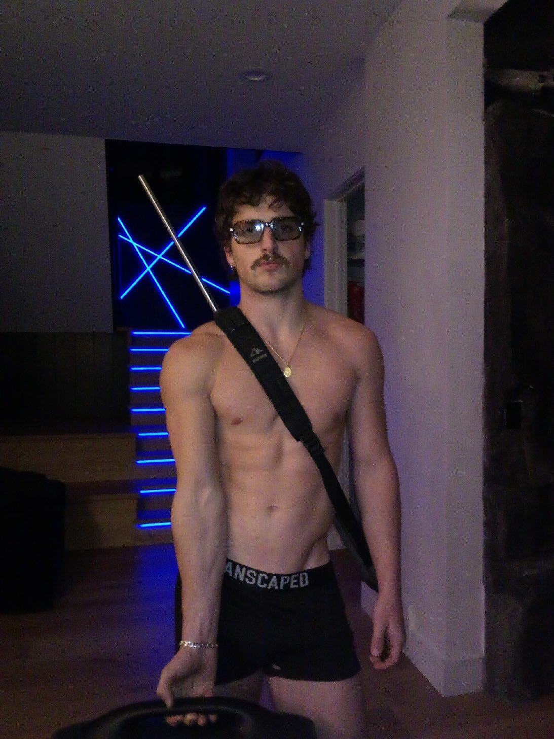 Benson Boone秀性感新自拍~~