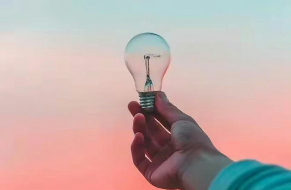 心理学家耐基曾说:“人要保持忙碌，忙碌是世界上最便宜的药。”闲人愁多，罗曼罗兰曾
