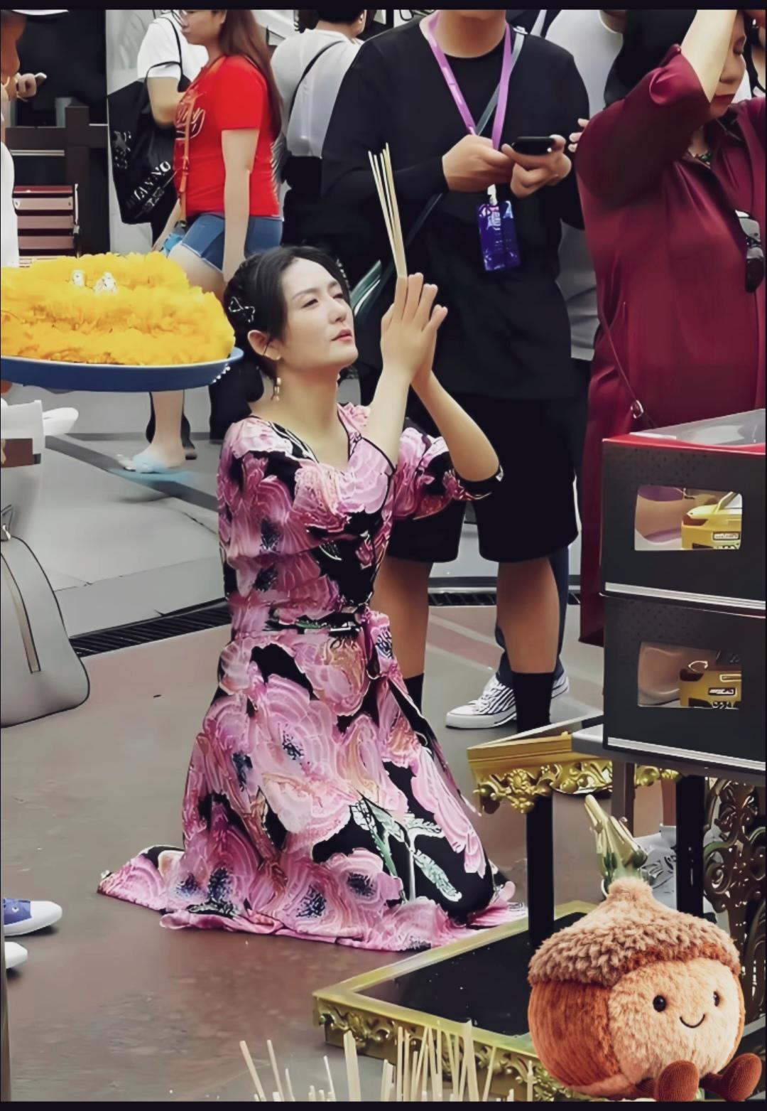 看看能不能认出她是谁？有名有利不知道她在求什么？
应该是求孩子平安健康吧。