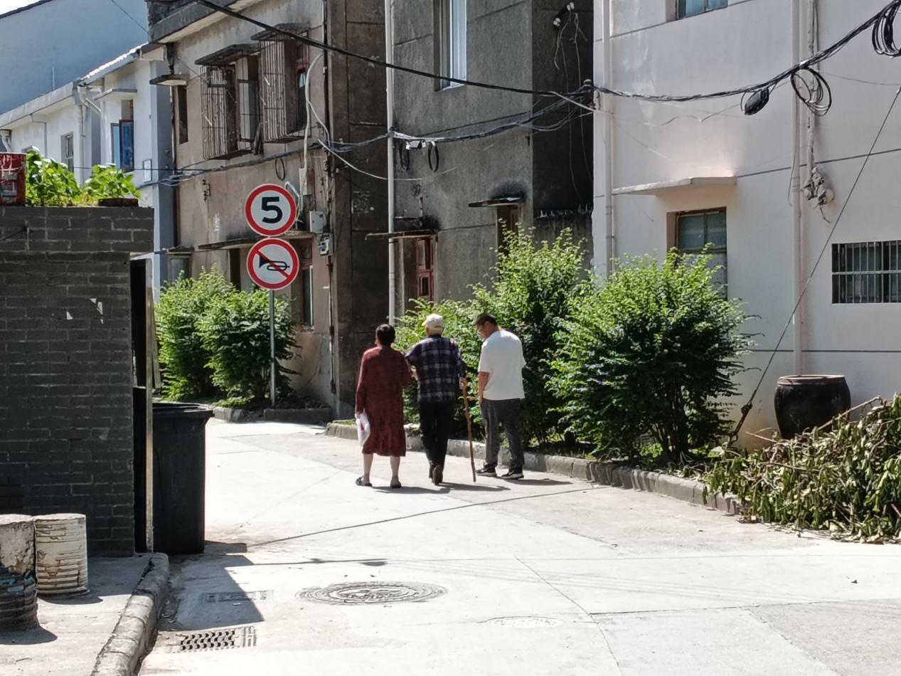 宁波江北一张旧照片开启的暖心接力 近日，宁波江北上演暖心一幕。一位90岁高龄、患