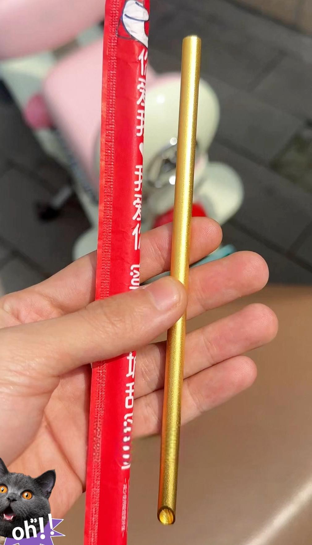 10万黄金吸管丢失后……

诸暨寿先生用10万元黄金吸管喝奶茶，骑车时吸管从裤兜