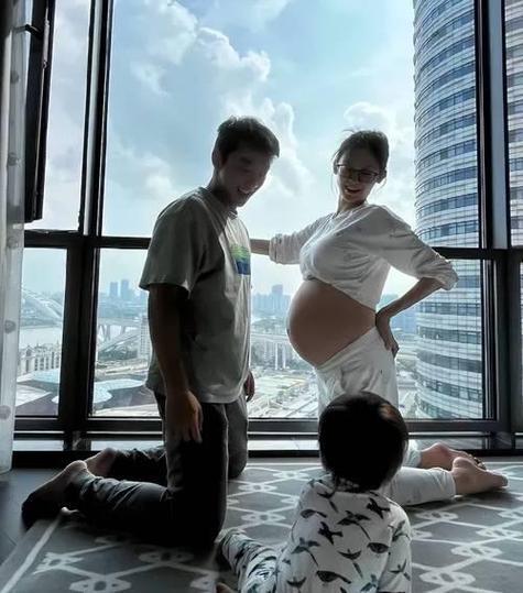 韩庚一句“我们的‘好’消息”直接炸翻热搜！

卢靖姗评论区秒变祝福海，二胎得子背