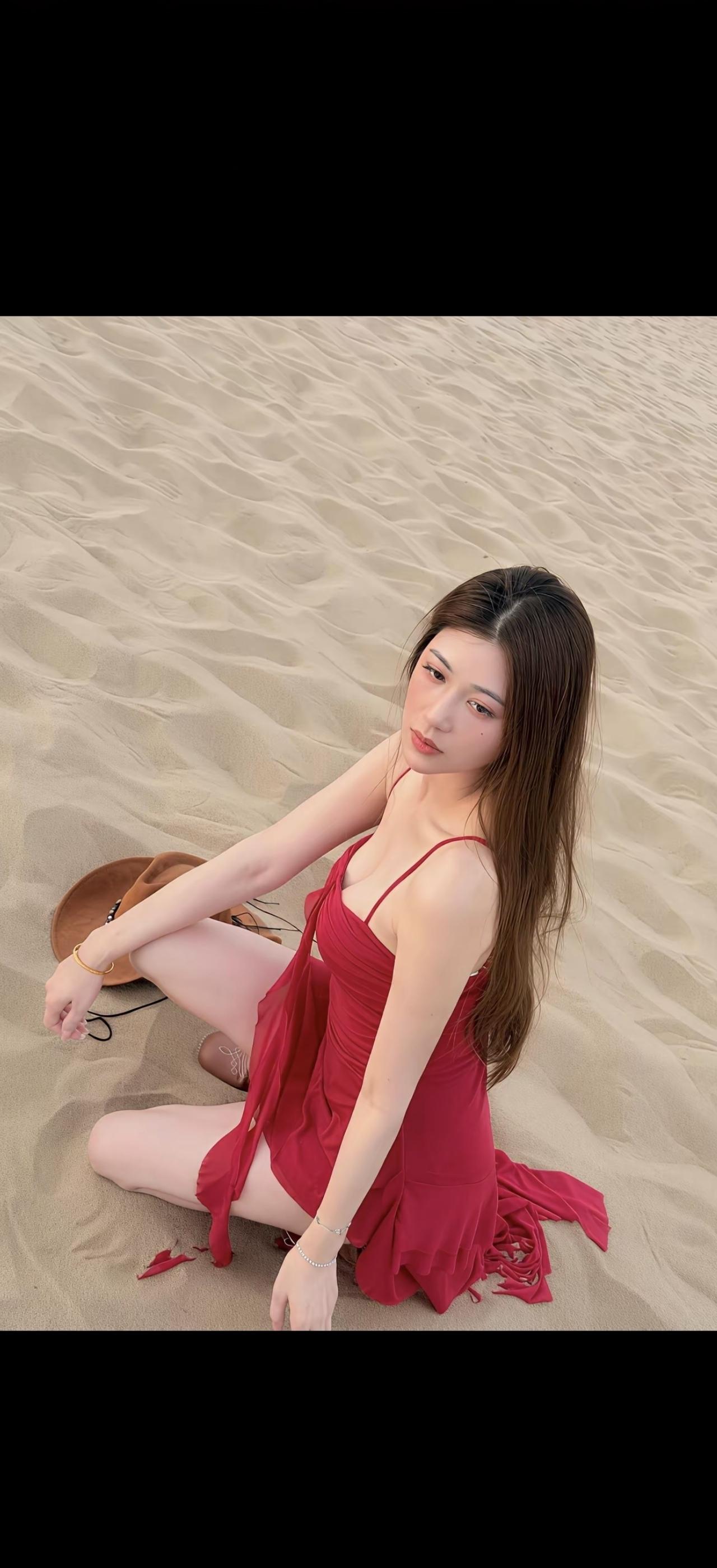 红衣映沙海，轻纱拂碧波。