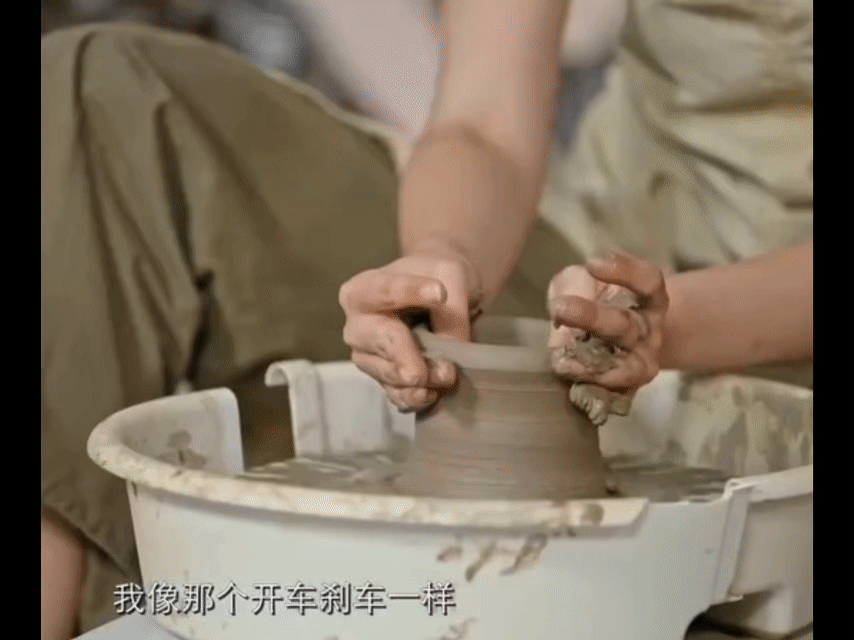外国人在银川挑战西夏陶瓷转盘轻旋，陶土在异国手掌间苏醒。看外国友人如何将游牧民族