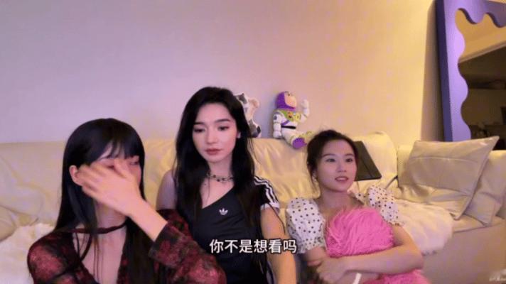 代斯让张艺上转账看自己穿西装 完全理解的这个请求！穿西装真的氛围感拉满，五官立体