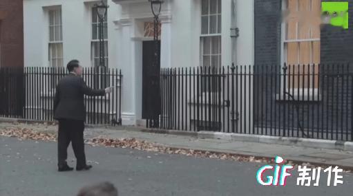 好尴尬！韩总统与英国首相会面走错路。
眼看着自家总统走错门，
韩国记者都快着急哭