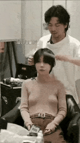 妹子对自己的发型，是满意还是不满意？完全看不出来啊？