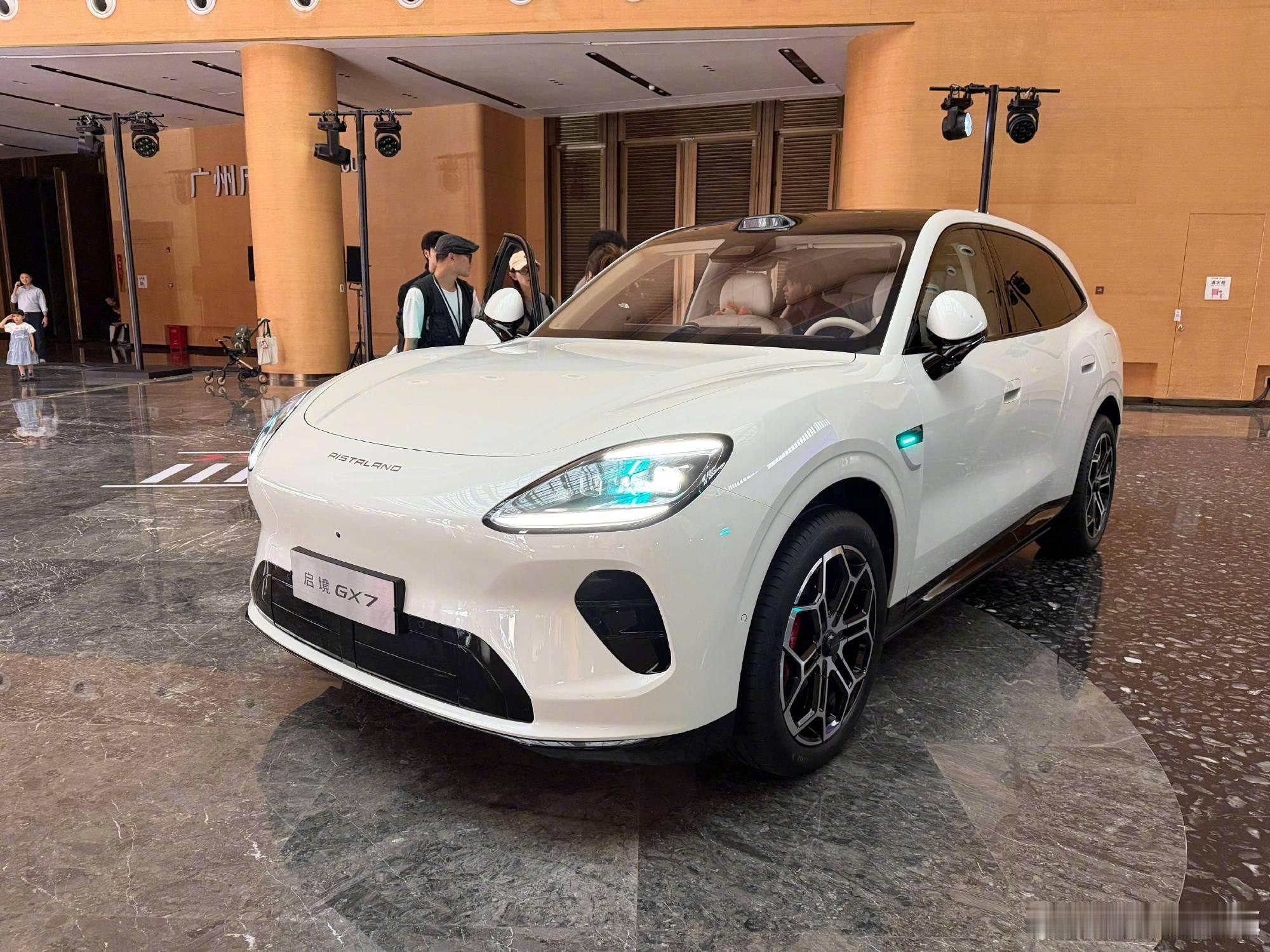 新车定位为中大型SUV，提供三电机增程动力系统，配备鸿蒙座舱HarmonySpa