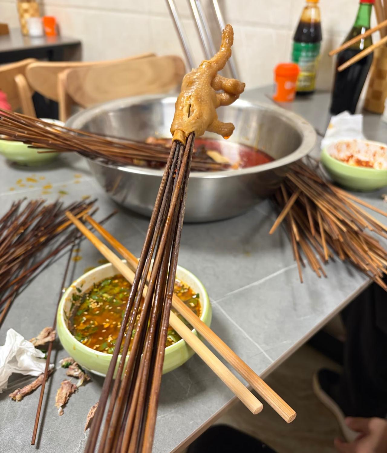 老板我劝你不要太离谱了！
你们见过一个鸡爪上12根签签的嘛
反正我是见识过了
和