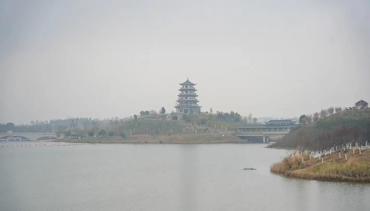 江畔寒烟侵客袖
钢城赤焰淬龙鳞
寒暑同天