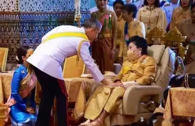 泰国国王的原配和女儿是真惨。

本来嫁给了表哥，当上了王后，过上了人上人的生活，