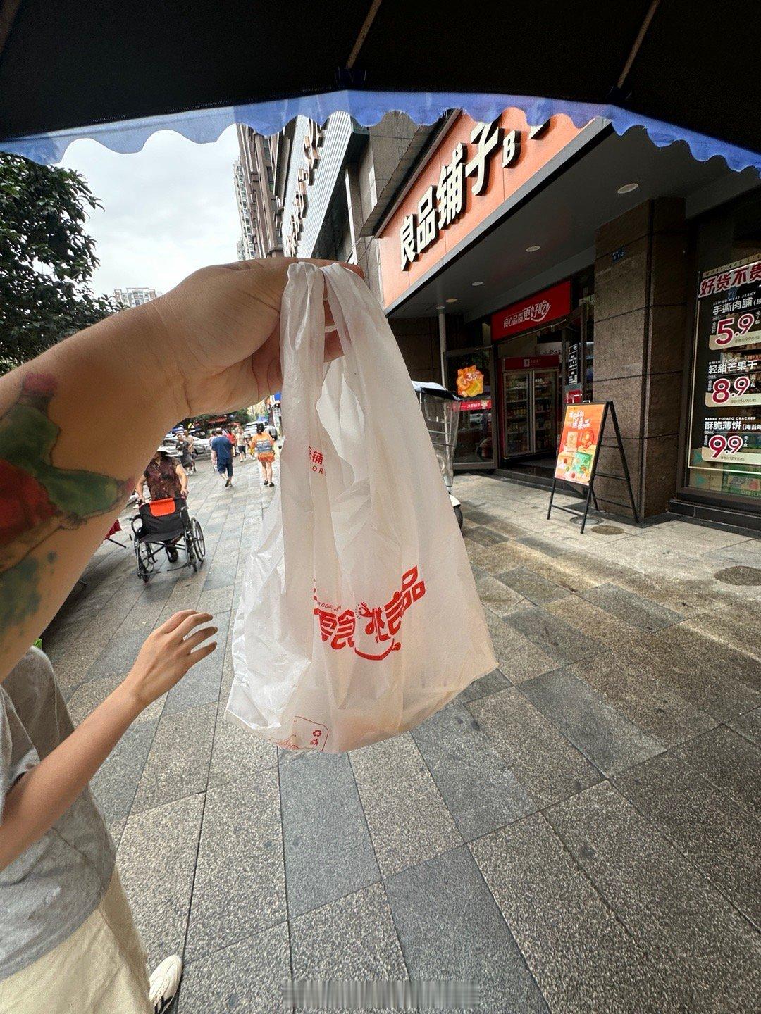 今早去楼下良平铺子的店询问昨晚买的40元两袋的梅饼，结果店员没有任何抱歉，重新称
