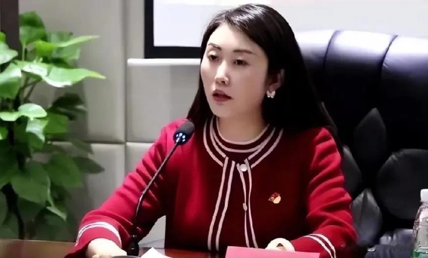 #长沙一女干部因不雅聊天被免职# 

近日，网上出现多张被指是湖南长沙雨花区商务