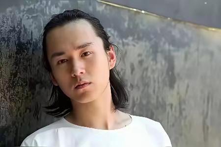 这下好了，
不仅业内人士惊呆了，
全网的网友也惊呆了，古二竟然为了
《繁花》剧版