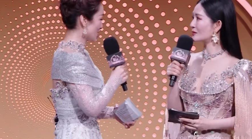 谢娜模仿邓超谢娜模仿邓超亚比囧囧囧 笑到捶桌！谢娜这波模仿邓超，神态动作一模一样