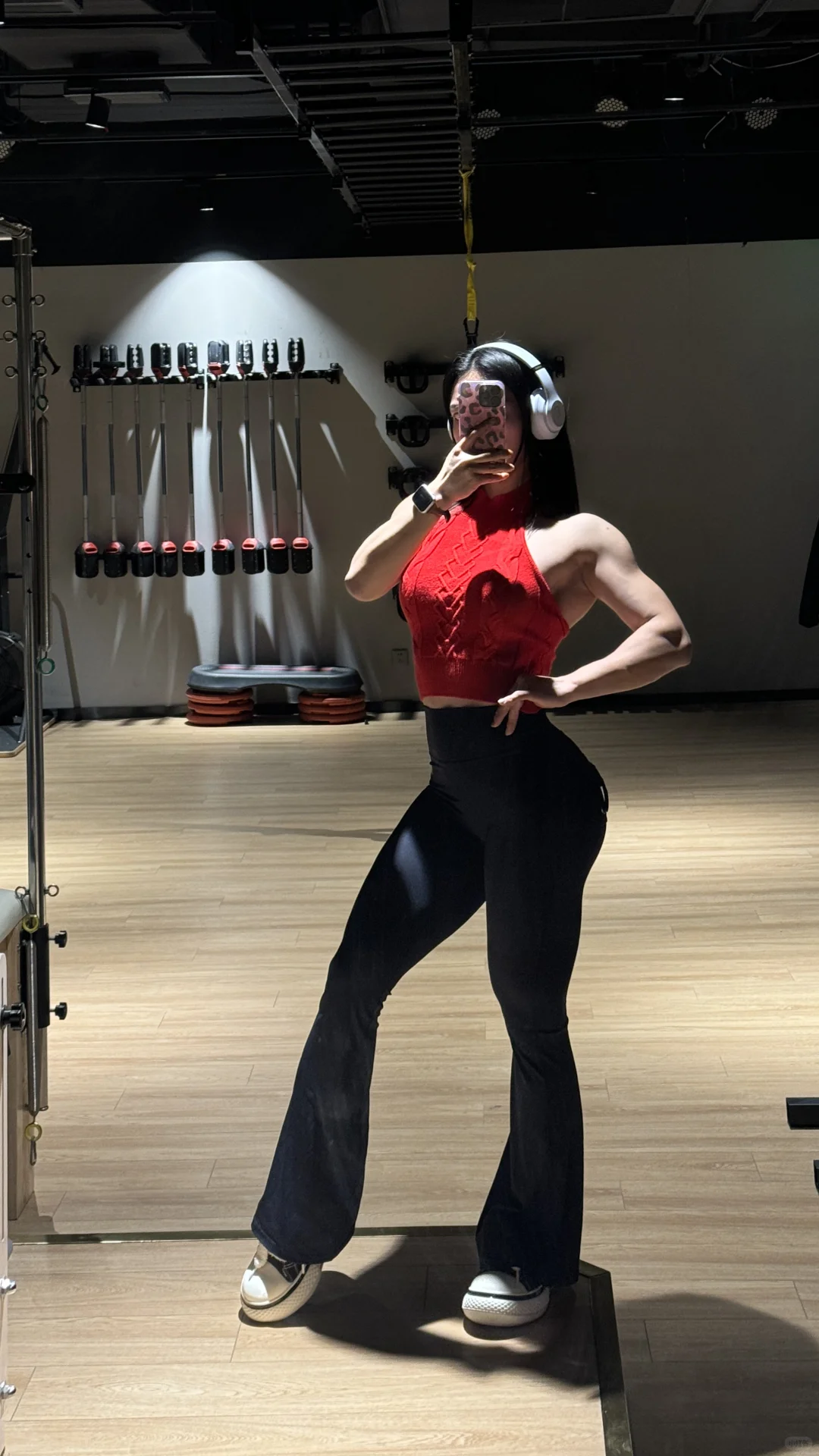 臀翘、话少、表情吊