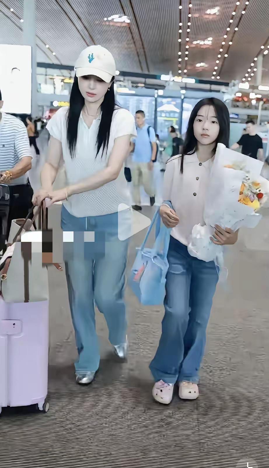 小酒窝韩国声乐比赛获一等奖后回北京了。7月18日，小酒窝韩国声乐比赛获一等奖后回