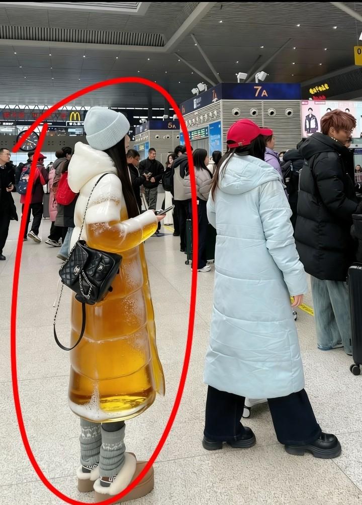 白色羽绒服爆红，

AI争议突然冒头，

安全细节没人提？

最近看到很多人白色