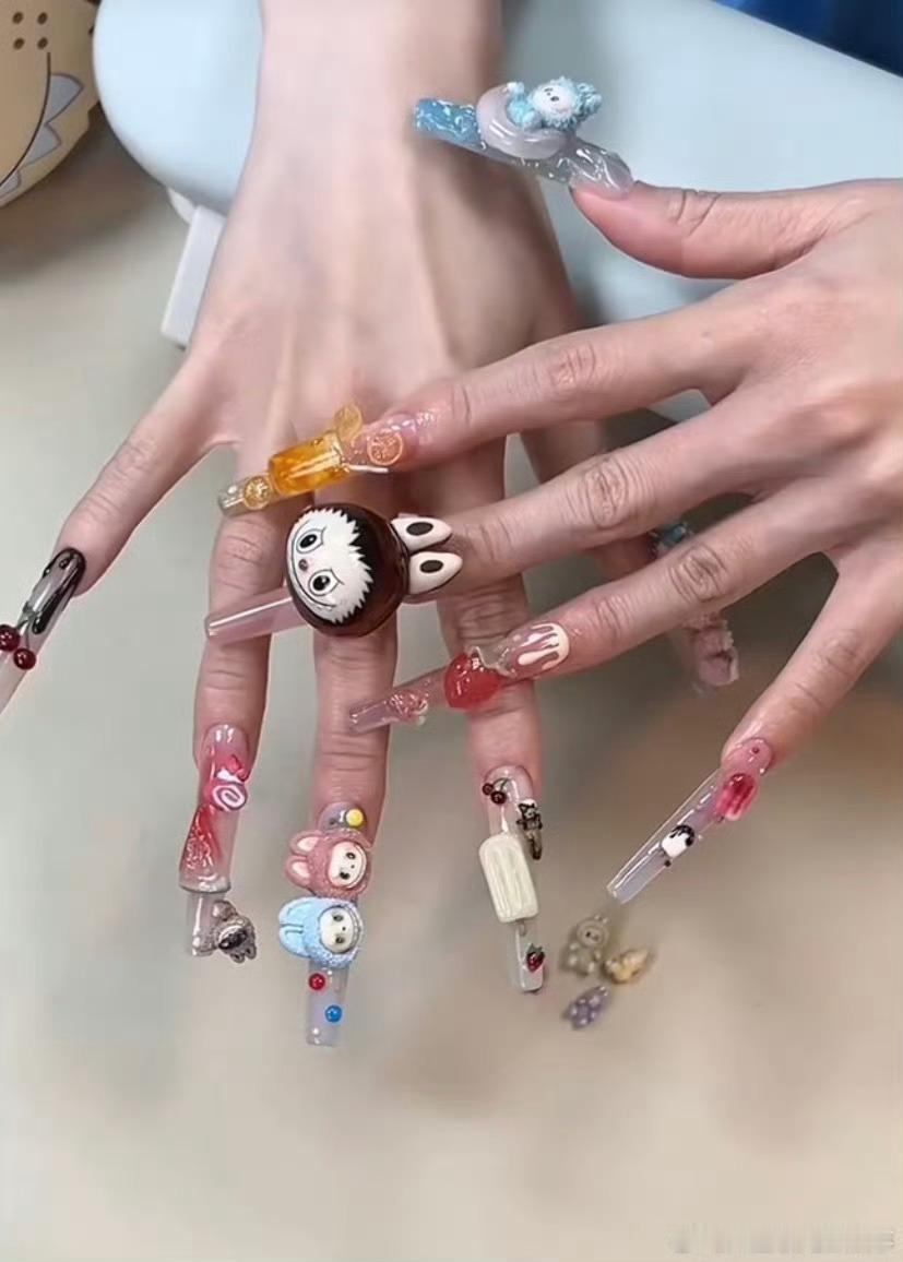 花一万把labubu做在美甲上美甲师已经沉浸在自己的艺术当中了 ​​​