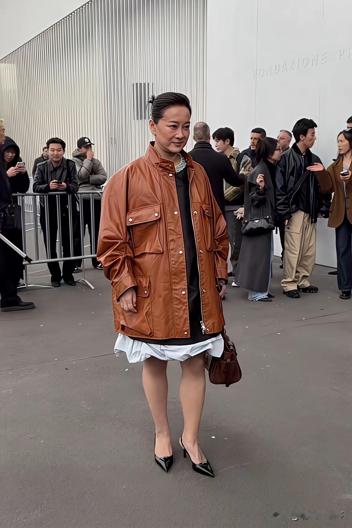 贾玲减肥了，喜感没有了，现在穿的连时尚感也没有了，人家是小孩穿衣像大人，她倒好，