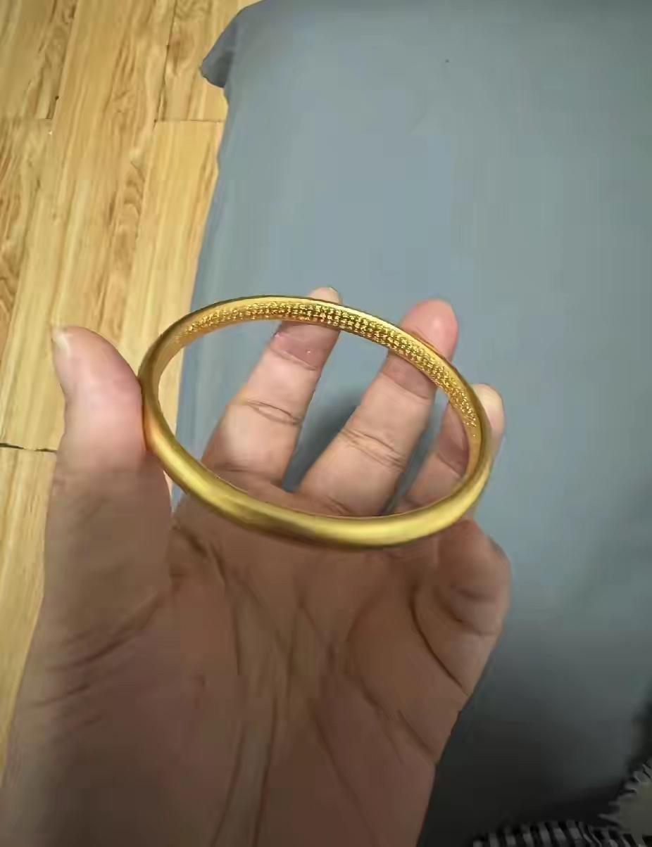 我妈把她戴了二十年的金镯子给我了，说是传家宝，以后让我传给儿媳妇。我接过来一看，