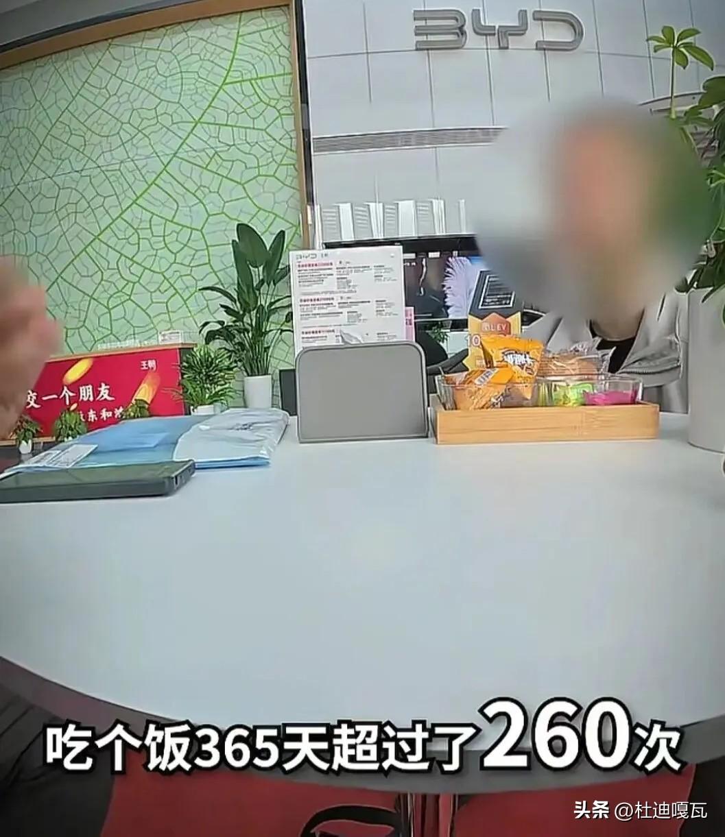 网友们担心，经过比亚迪车主庞先生这么一闹，可能会使得各大4S店收紧免费餐食、充电