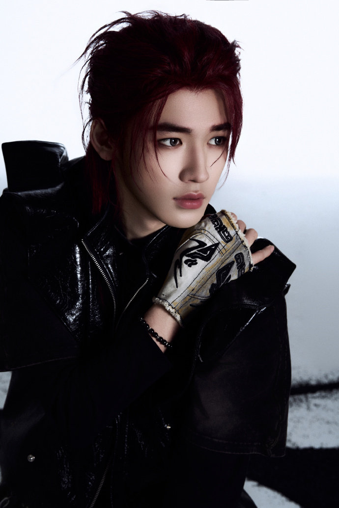 宋亚轩加冠概念照宋亚轩向真我处挣脱束缚   宋亚轩加冠概念照，宋亚轩向真我处挣脱