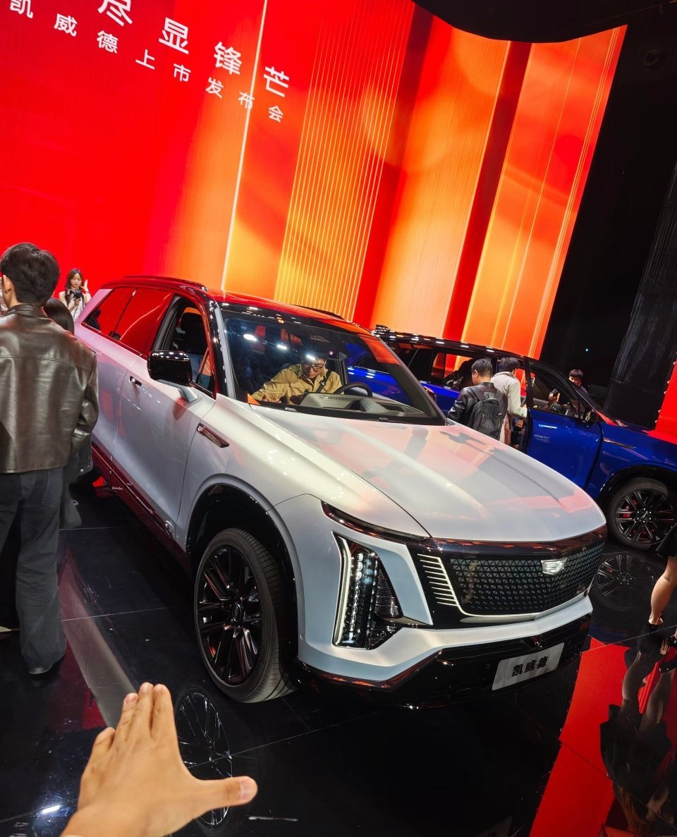 凯迪拉克-凯威德，其实可以等同于凯雷德的纯电版！曾经的凯雷德，6.2L V8发动