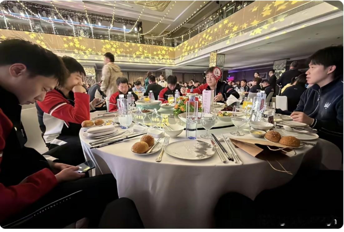 看到这张照片才知道梁靖崑为什么别人叫他大胖了。

国乒队员聚餐，大部分人都在低头