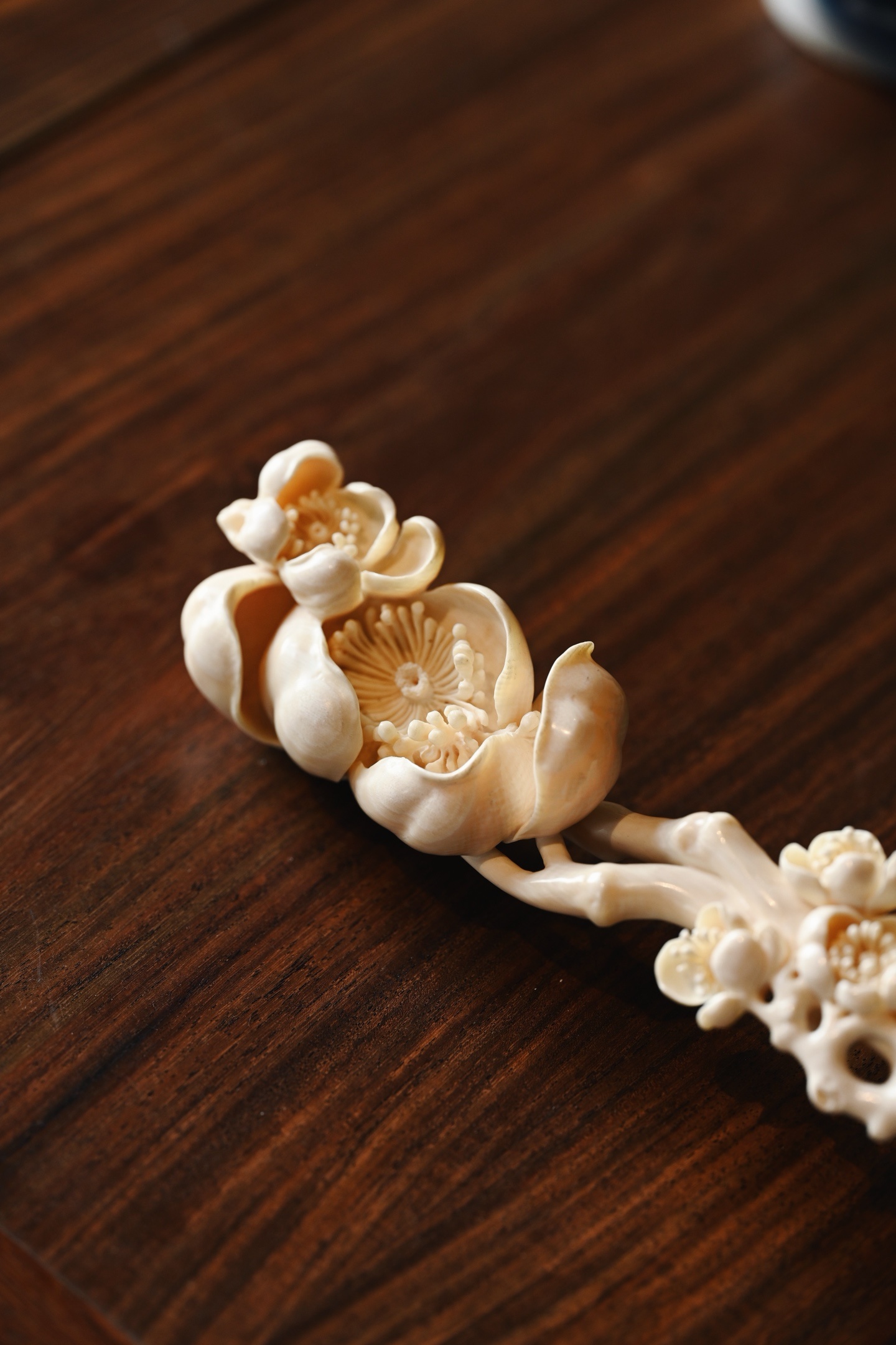 猛犸 | 梅花 如意摆件料质细润，雕刻线条流畅自然，收放自如，梅花朵朵精妍，吐蕊