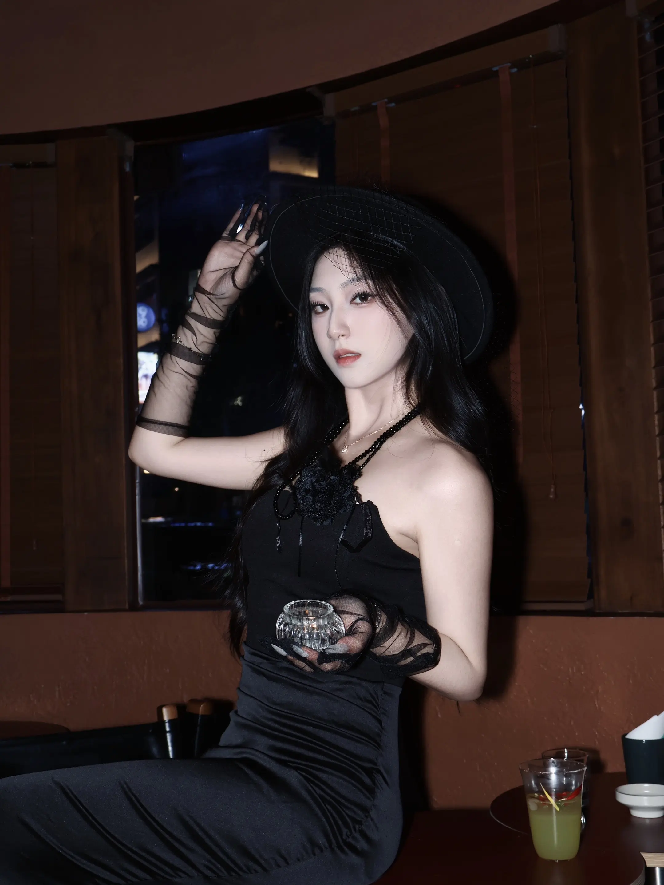 敢和别的女人说话我就扇死你。