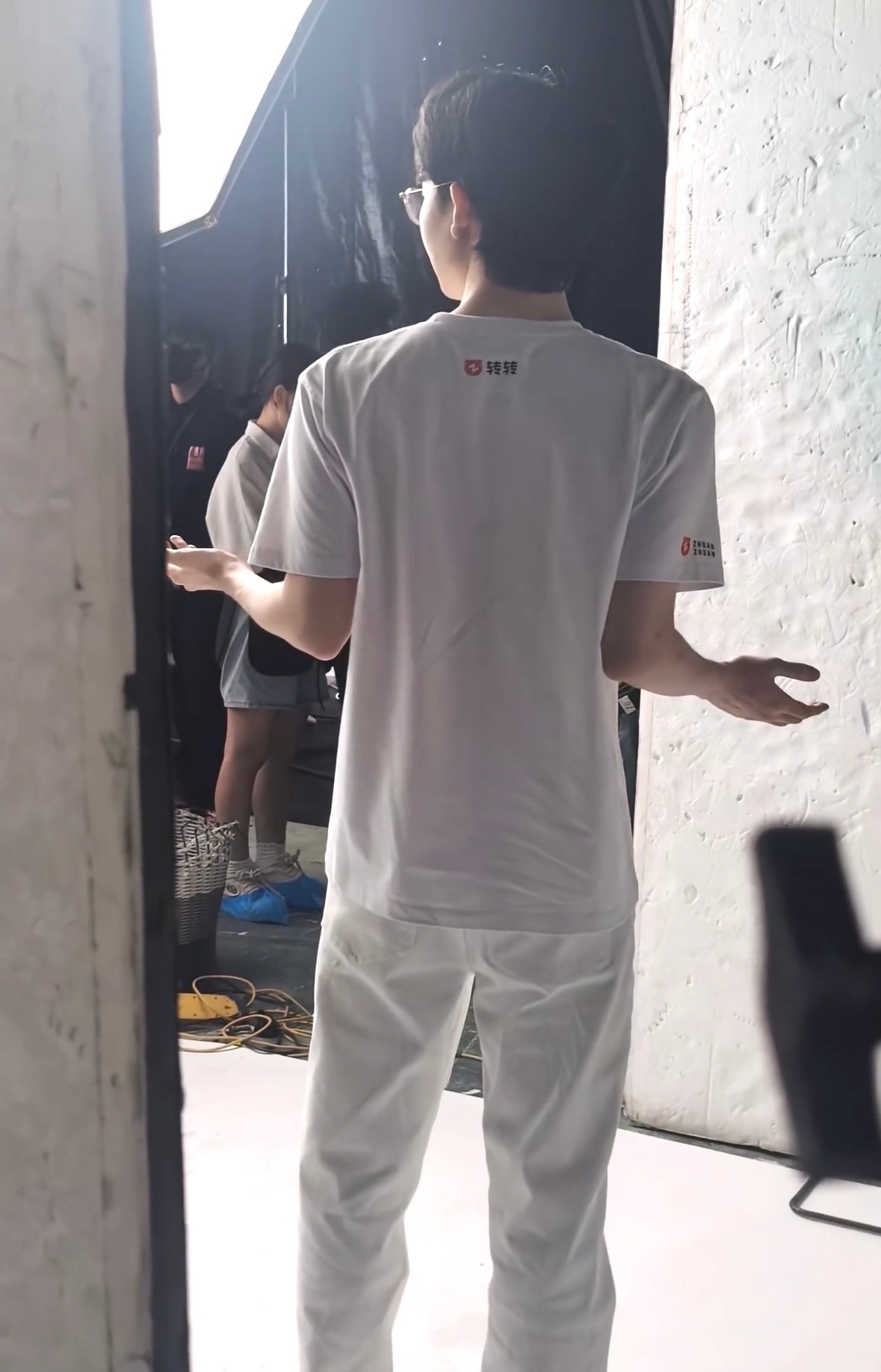 我不知道这么雷霆的衣服让朴到贤穿上都能帅成这样啥意思。。。。。 ​​​