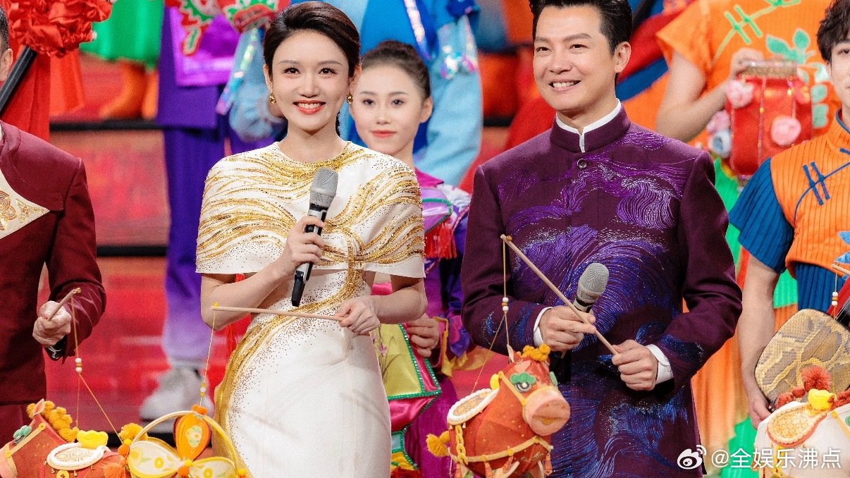 龙洋元宵晚会眼妆好多了 总台十一载深耕，感恩平台栽培，从新锐到台柱，初心滚烫，步