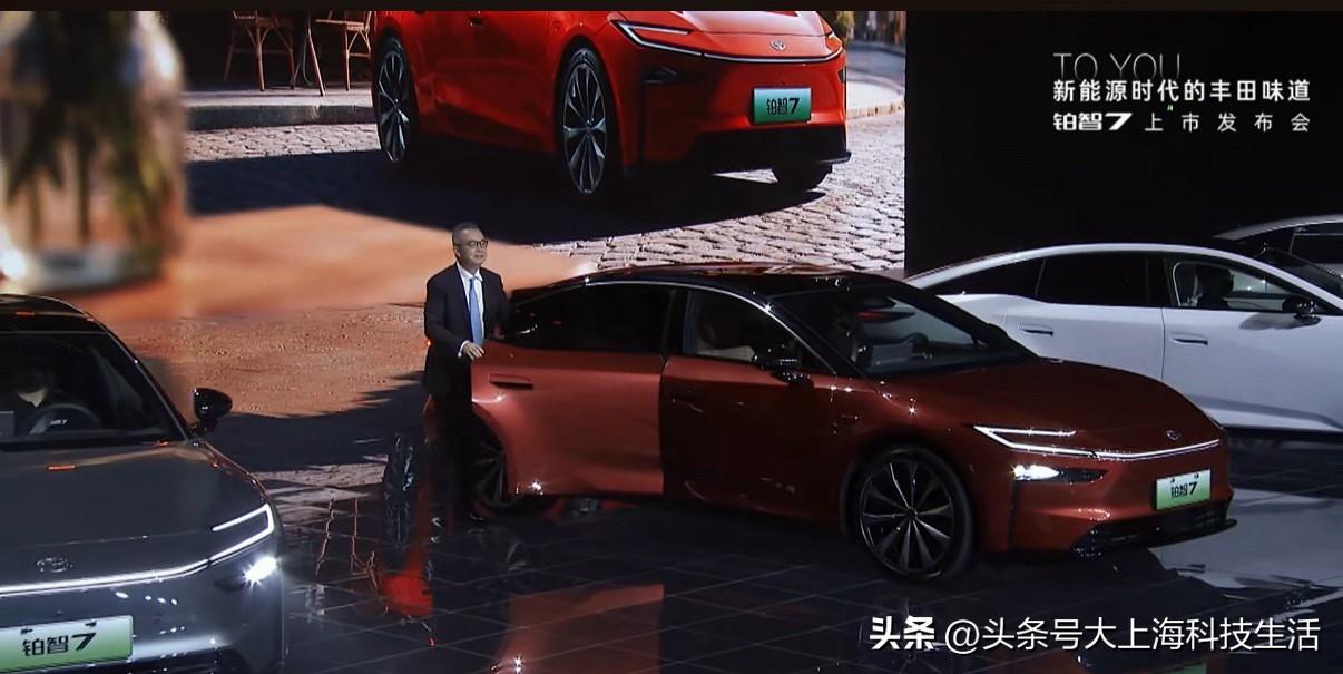 铂智7来了。

这是广汽丰田旗下全新中大型纯电动轿车，定位“合资纯电旗舰”。整合