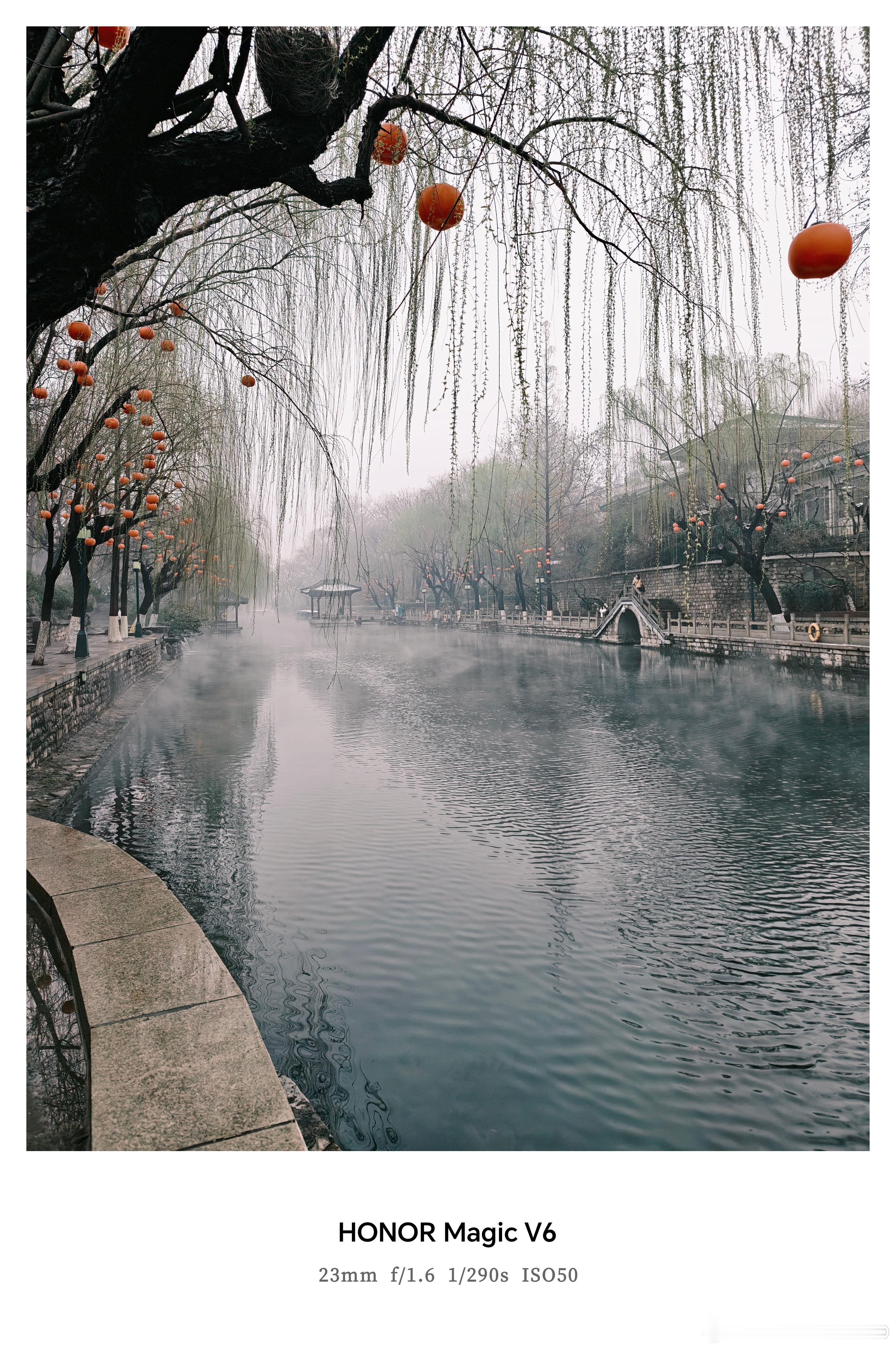分享一组荣耀Magic V6经典负片模式拍摄的照片。阴雨连绵的济南很适合这个色彩