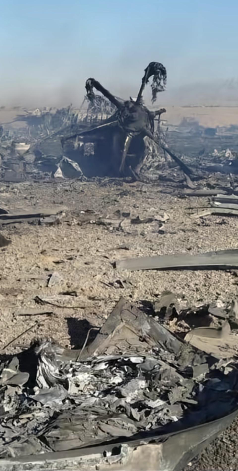 废墟中的残骸，一片狼藉的景象。