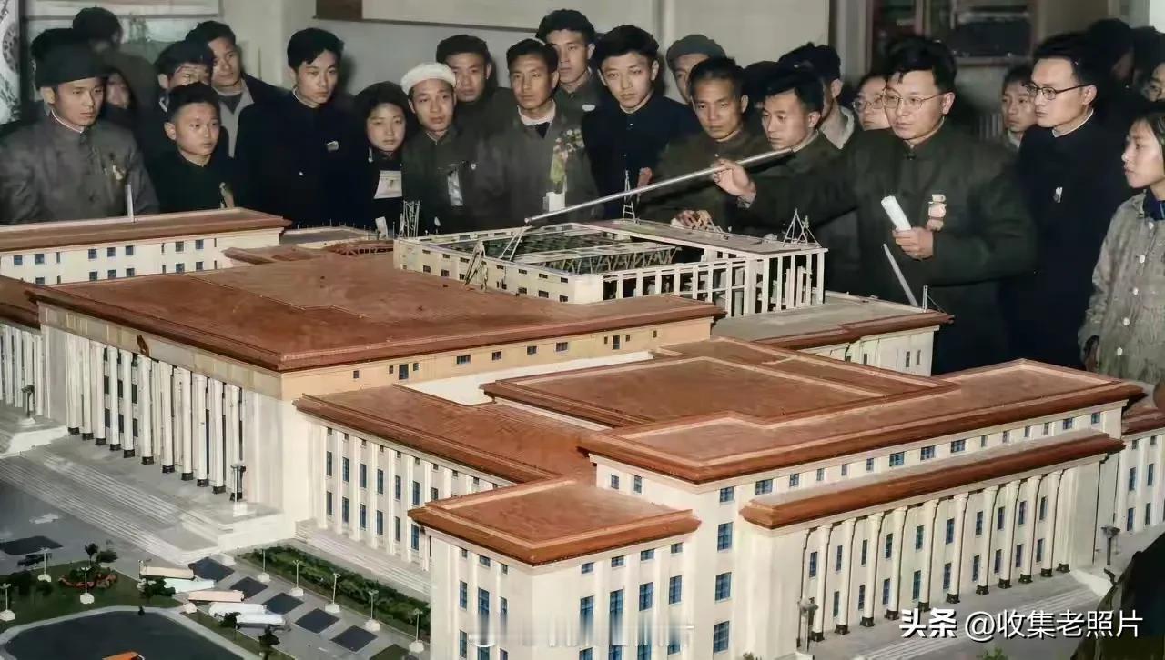 1958年，北京。修建人民大会堂的老照片。
据统计修建人民大会堂共消耗混凝土‌1