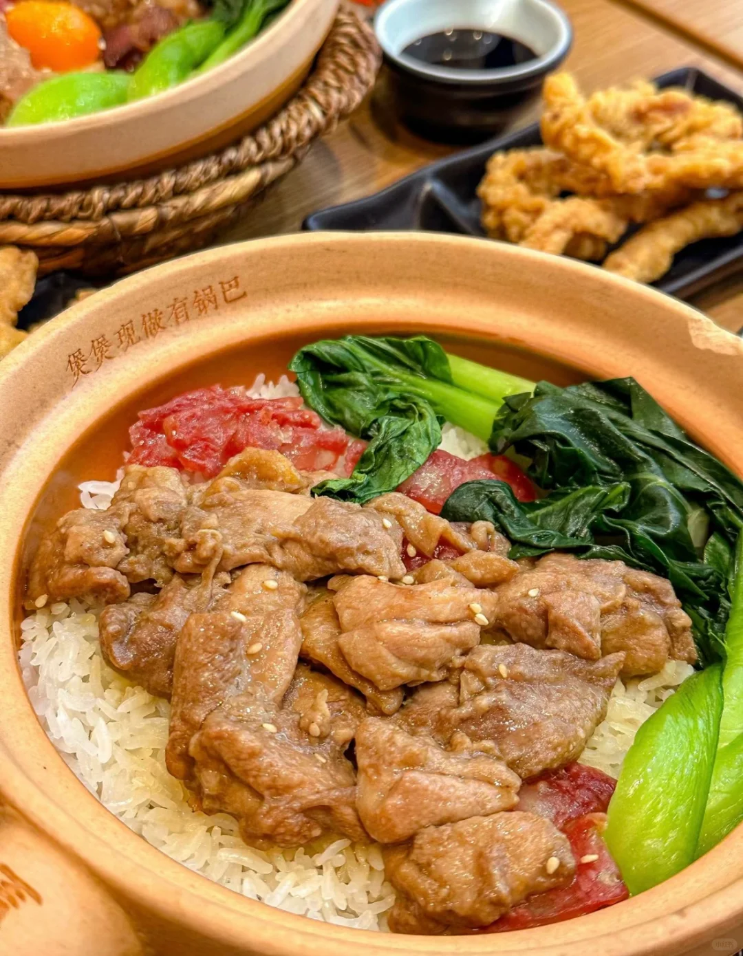腊味宝煲仔饭里面有鸡肉,排骨腊肠,咸蛋黄料很足!! 配有酱汁都倒进去味...